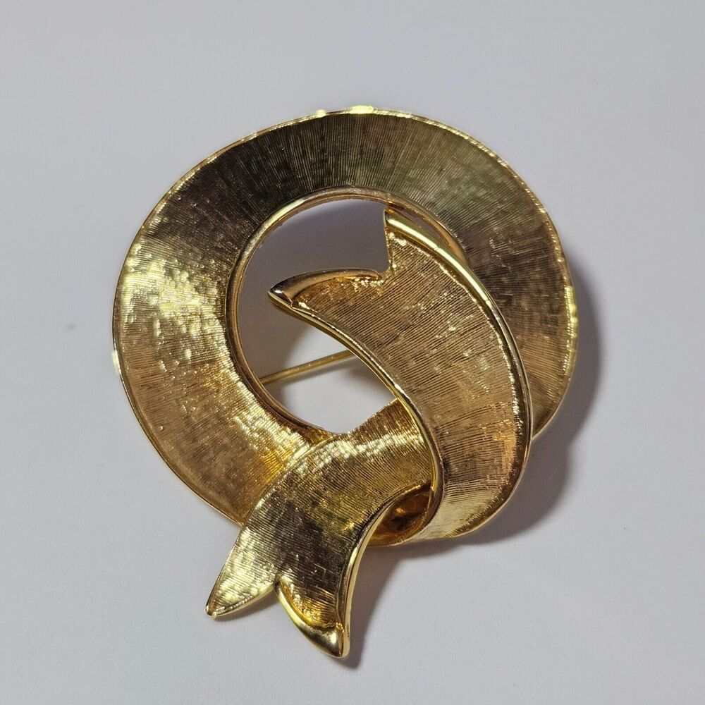 Gold plated vintage round brooch